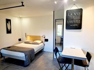 Letto o letti in una camera di WOOD - Gîte meublé & confort Drôme - Écolodgîte