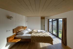 sypialnia z dużym łóżkiem z drewnianym zagłówkiem w obiekcie Domivka котедж із чаном-джакузі, каміном і кіно-зоною у Cлавську w Sławsku