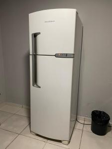 Casa Confortável e Prática de 1 Quarto acomoda até 5 pessoas في فوز دو إيغواسو: وجود ثلاجة بيضاء في المطبخ