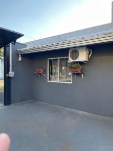 Casa Confortável e Prática de 1 Quarto acomoda até 5 pessoas في فوز دو إيغواسو: بيت فيه شباك ومكيف