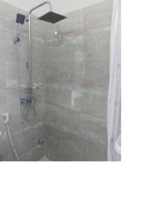 斯希拉特Maison Etoile De Mer 2的带淋浴和浴帘的浴室
