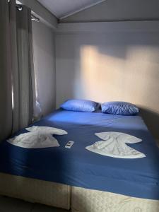 Casa Confortável e Prática de 1 Quarto acomoda até 5 pessoas في فوز دو إيغواسو: غرفة نوم بها سرير ووسادتين عليه +42 صورة