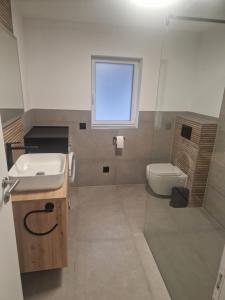 Koupelna v ubytování M&N Living + 10 fotografií