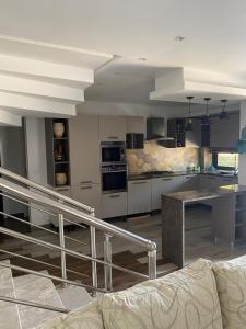 Una gran cocina con un sofá en una habitación. en Duplex Rim ,with swimming pool, en Ḩammām al Ghazzāz