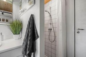 Koupelna v ubytování 6645-Hvide-Sande-Nymandsbjerg-10 + 29 fotografií