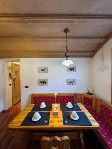 a dining room table with hats on top of it at Apartament Doge in Sappada