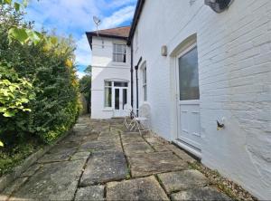 Spacious Home - Solihull Town Centre- Near NEC-BHX في سوليهال: ممر حجري يؤدي إلى باب منزل أبيض +10 صور