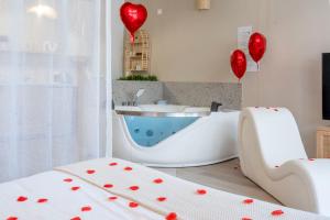 Ένα ή περισσότερα κρεβάτια σε δωμάτιο στο Suite sensuelle balnéothérapie et fauteuil tantra +46 φωτογραφίες