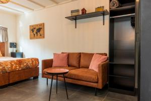a living room with a couch and a bed at Het prinsentuintje in Leeuwarden