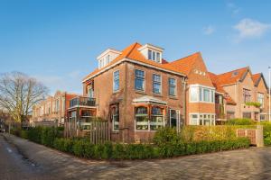 a large brick building on a city street at Het prinsentuintje in Leeuwarden