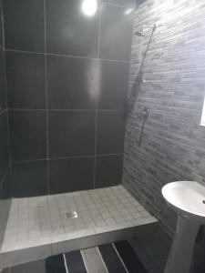 un baño con ducha y lavabo en 1 on Eden, en Pinetown