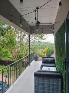 patio con sofá en el balcón en 1 on Eden, en Pinetown