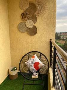 Un balcon sau o terasă la Apartment near Village mkt, Two rivers & UN