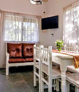 a living room with a table and a couch at Vientoafavorcabanas in Chascomús +3 photos