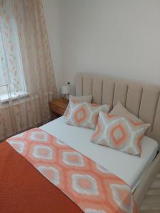 un letto con due cuscini sopra di Link Kauno marių... a Kaunas Altre 7 foto