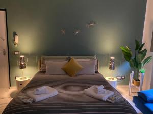 a bedroom with a large bed with towels on it at Leo&Franci Loft in Legnano