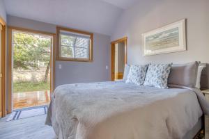 En eller flere senge i et værelse på Barefoot Beach House