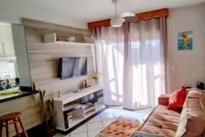 Телевизор и/или развлекательный центр в Well-located apartment, 3 blocks from the beach