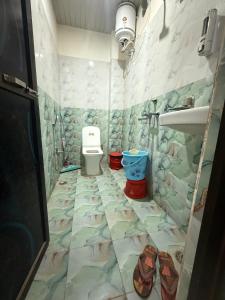 Un baño de Kedar Guest House Ayodhya