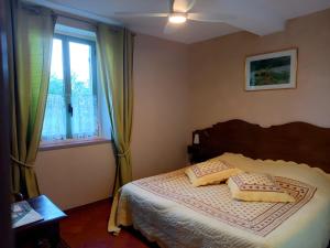 Ένα ή περισσότερα κρεβάτια σε δωμάτιο στο Mas De Bouvau +39 φωτογραφίες