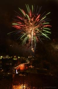 艾恩布里奇Ironbridge Tiny Hideaway的城市上空的烟花展示 更多26张照片