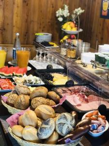 ein Buffet mit vielen verschiedenen Speisen auf einem Tisch in der Unterkunft Hotel Altstadt Wöllbacher Tor in Wetzlar