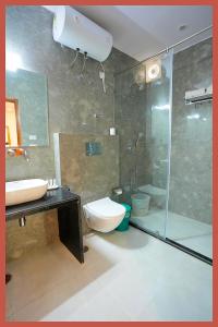a bathroom with a shower and a toilet and a sink at Hotel Royal Shivangi Palace - Near Holy Cross Hospital , Masuri Canal Bridge , mussoorie in Dāsna
