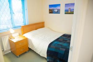 Una cama o camas en una habitación de Reeve House - 2-Bed - FREE Parking & Wi-Fi