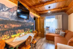 una sala da pranzo con un murale di montagna sul muro di Rolicek 4 Seosons Apartments a Zakopane