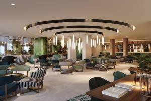 ein Restaurant mit Stühlen, Tischen und Kronleuchtern in der Unterkunft Royal Hideaway Casablanca in Casablanca