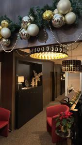 eine Lobby mit Weihnachtsschmuck an der Wand in der Unterkunft Motel1- A megfizethető luxus! in Dunaújváros