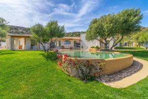 dom z dziedzińcem z basenem w obiekcie D&v Luxury Home - By Searly w mieście Porto San Paolo