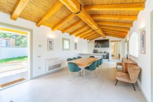 kuchnia i jadalnia z drewnianym sufitem w obiekcie D&v Luxury Home - By Searly w mieście Porto San Paolo