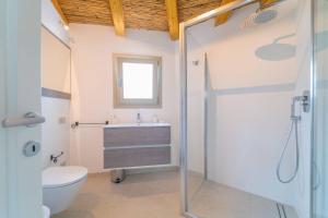 łazienka z prysznicem, umywalką i toaletą w obiekcie D&v Luxury Home - By Searly w mieście Porto San Paolo +60 zdjęć