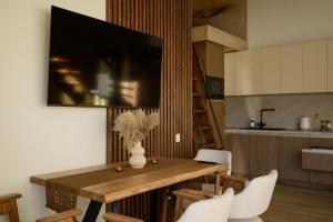 kuchnia z drewnianym stołem z białymi krzesłami w obiekcie Domivka котедж із чаном-джакузі, каміном і кіно-зоною у Cлавську w Sławsku