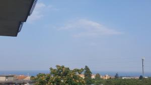 ジャッレにあるTra L'Etna e il Mareの市街から海の景色を望む