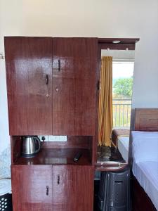 Η κουζίνα ή μικρή κουζίνα στο Glasshouse Retreat by The Jungle stay groups