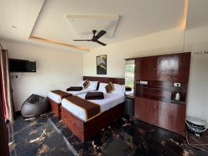 Ένα ή περισσότερα κρεβάτια σε δωμάτιο στο Glasshouse Retreat by The Jungle stay groups