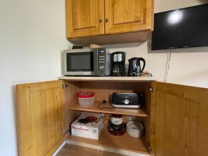 una cocina con microondas y cafetera y microondas en Appartement residence bec aigle, en Le Lioran