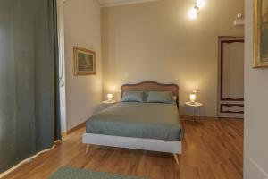 een slaapkamer met een bed en twee lampen op twee tafels bij La Corte del SignorB 