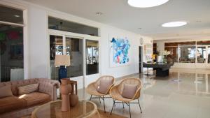 Una sala de estar con un sofá y sillas y una mesa. en Neptuno Suites - Adults Only, en Costa Teguise 129 fotos más