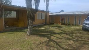 ein Haus mit einem davor geparkten Auto in der Unterkunft Casa Piccolo Paradiso 4 quartos in Balneário Gaivotas