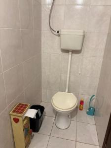 ein kleines Bad mit WC in einer Kabine in der Unterkunft Casa Piccolo Paradiso 4 quartos in Balneário Gaivotas