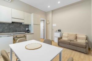 una cucina e un soggiorno con un tavolo e un divano di Bovisa Appartamento Wi-Fi Ultra Rapido e AC a Milano Altre 8 foto