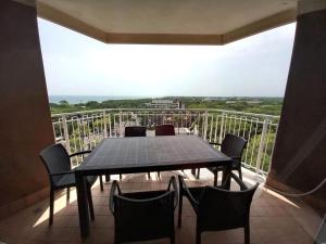 Una mesa y sillas en un balcón con vista. en Residence Due Torri Tipo C, en Lignano Sabbiadoro