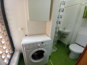 Un pequeño baño con lavadora y WC. en Residence Due Torri Tipo C, en Lignano Sabbiadoro 9 fotos más