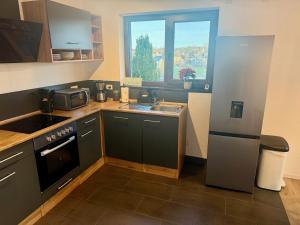 Ferienwohnung Auszeit am Waldrand في أولبه: مطبخ صغير مع حوض وثلاجة +5 صور