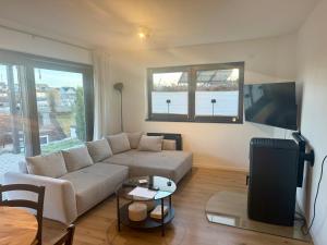 奥尔珀Ferienwohnung Auszeit am Waldrand的客厅里有一张沙发和一张桌子。