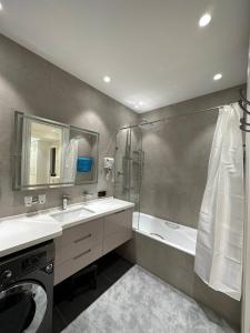 Un baño con lavabo, ducha y bañera. en 5 Star Apartment, en Tashkent 18 fotos más