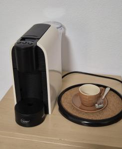 a black and white printer and a cup on a table at Casa Branco in Borba